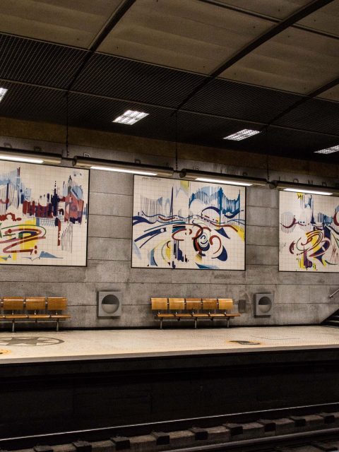The pretty metro with wall art
